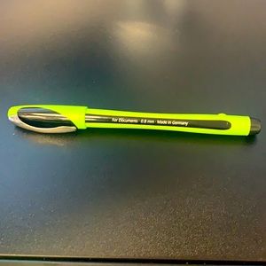 Neón green pen that writes black